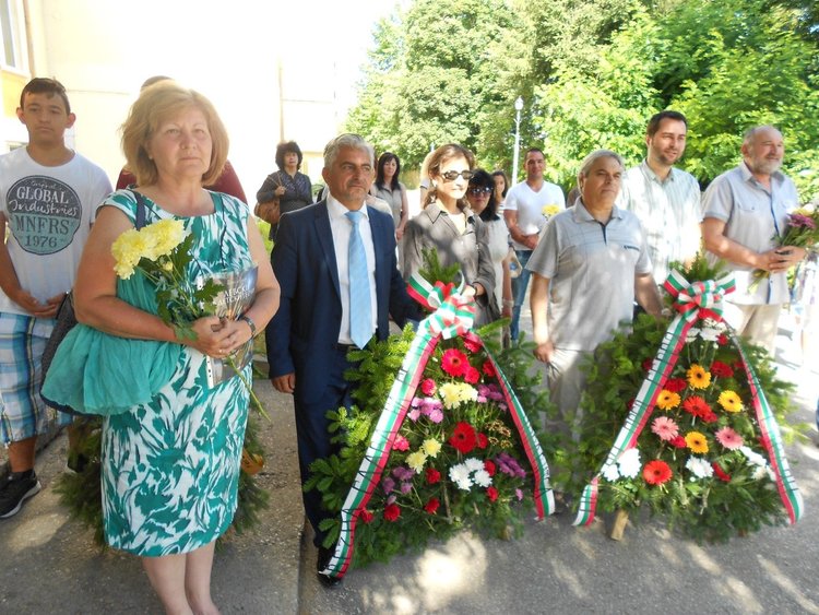 Венци и цветя пред паметника на Левски по случай 179 години от рождението му