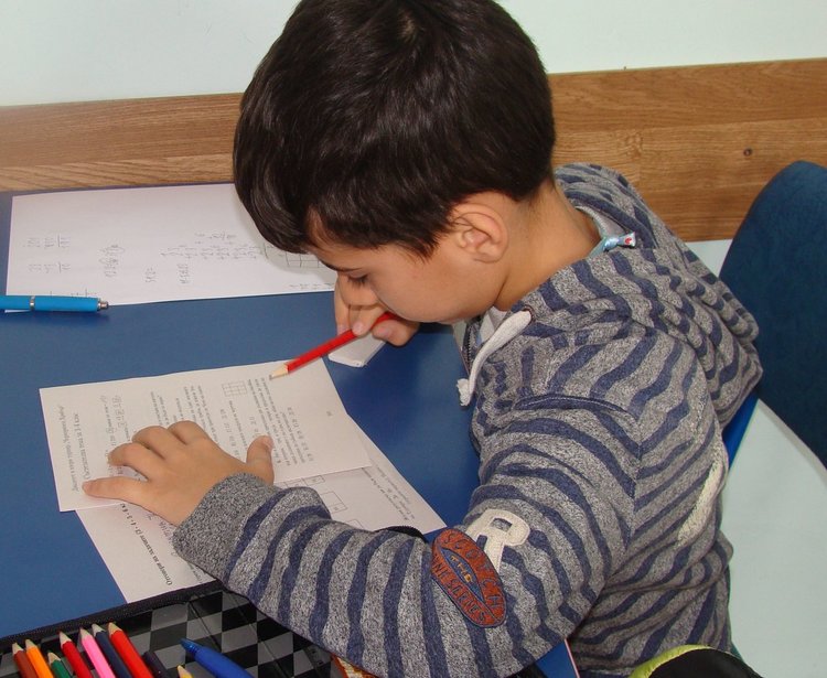 Отпуснаха парична помощ на 316 първокласници в Димитровград