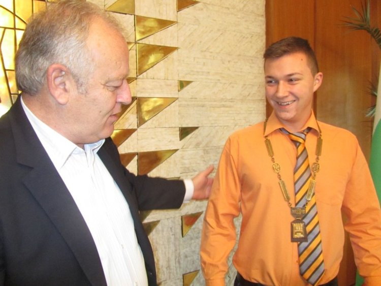 Младежи и девойки от смолянски гимназии в стола на властта за ден