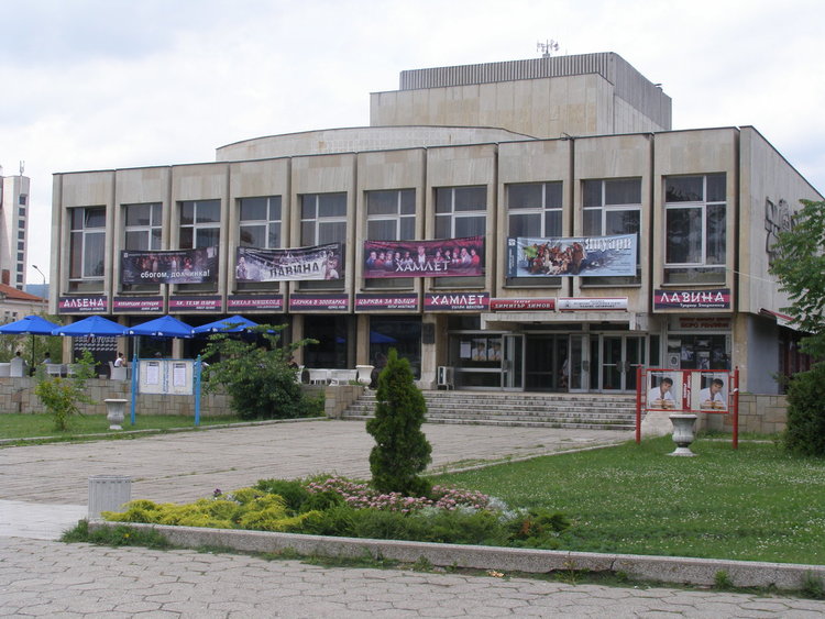 Дебют на ученици от Кърджали на голямата театрална сцена