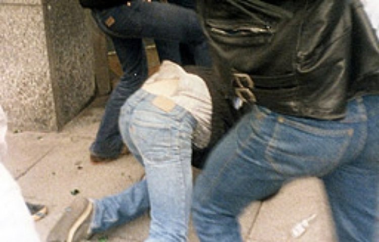 Мъж и жена пребиват домакина си след запой