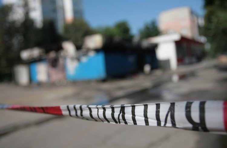 Мъж се бори за живот, затрупан в 4-метров изкоп
