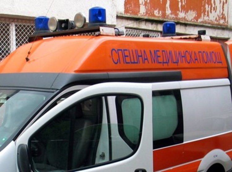 Пияни роми налетяха на кмет със сопи и резачки, сцепиха му главата