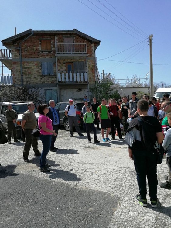 Над 140 ученика залесяваха опожарен горски терен край Хасовица