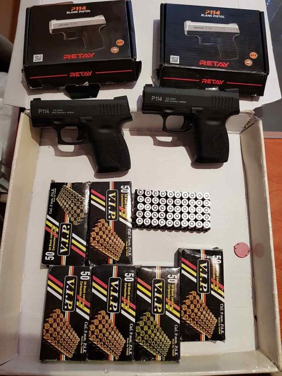 Задържаха три газови пистолета, 367 патрона и 7 метални бокса 
