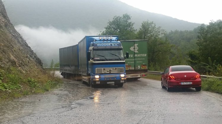 Срутвания и наводнени пътища налагат ограничения на движението в Девинско