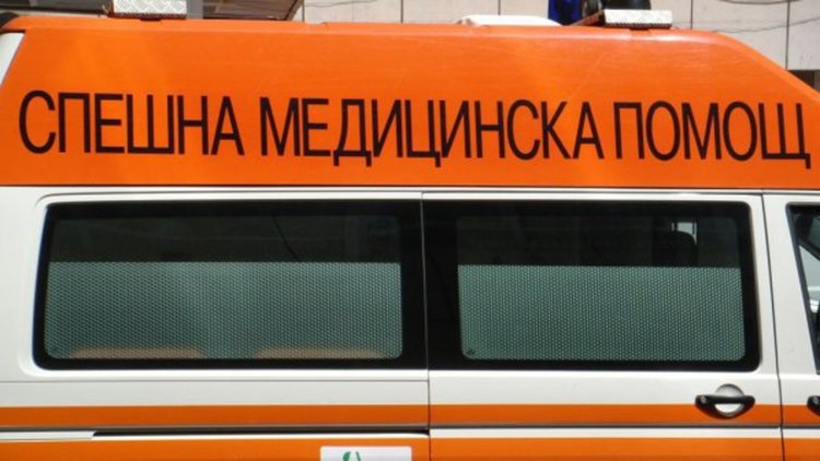 Моторист в болница след сблъсък на пътя Асеновград - Бачково