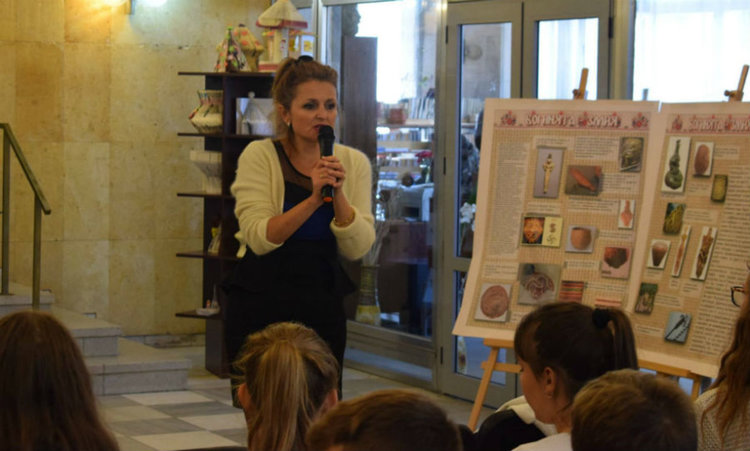 В библиотеката: Презентация и беседи грабнаха интереса на ученици от ОУ "Панайот Волов" 