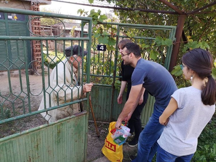 Доброволци разнасят пакети с основни хранителни продукти в пограничните села край Смолян