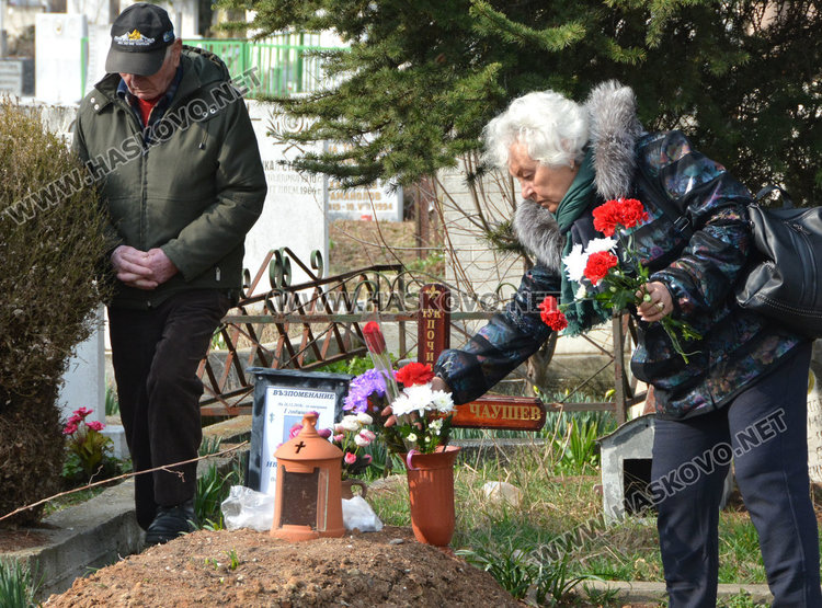 Хасковлии почетоха мъртвите на Задушница