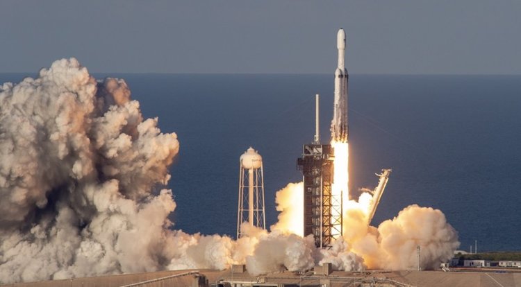 100% успех: SpaceX приземи и трите бустера на Falcon Heavy (видео)
