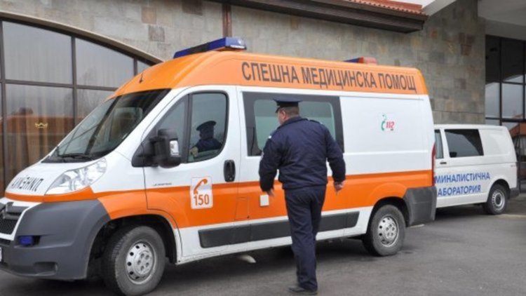 Трима с опасност за живота и още двама ранени при катастрофи