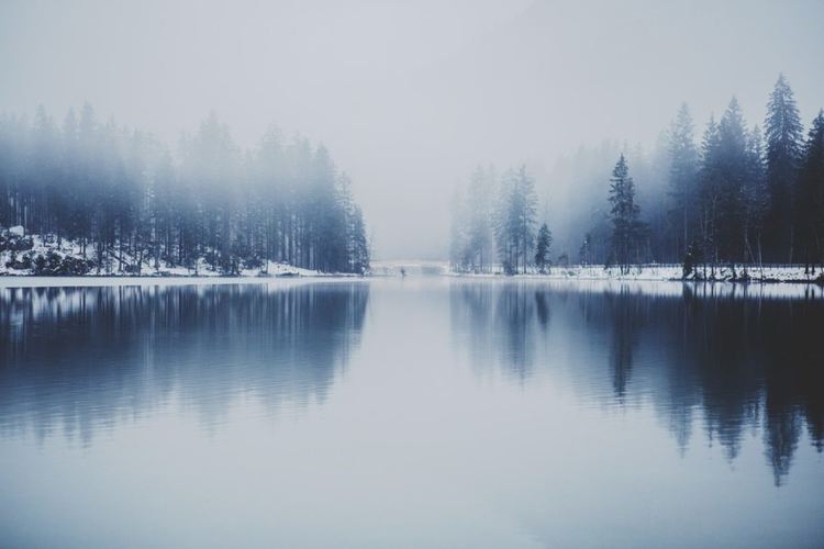 Мъгливо сутрин и вечер, малко слънце през деня