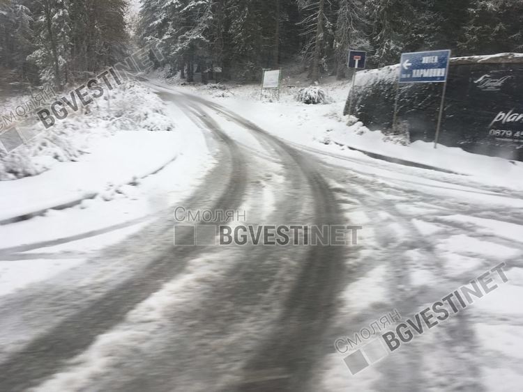 Въведено е ограничение за движение само с вериги през проходите в Смолянско 
