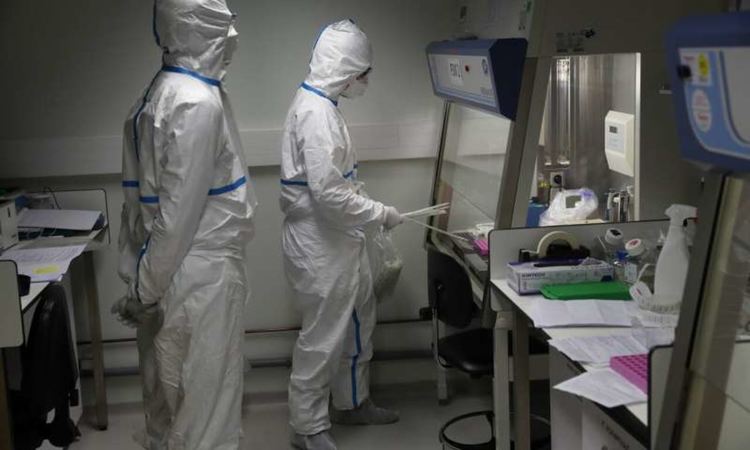 Коронавирусът може да оцелее върху обувки "пет дни или повече", предупреждават експерти