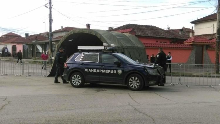 Купон се вихри в блокирания квартал на Ямбол
