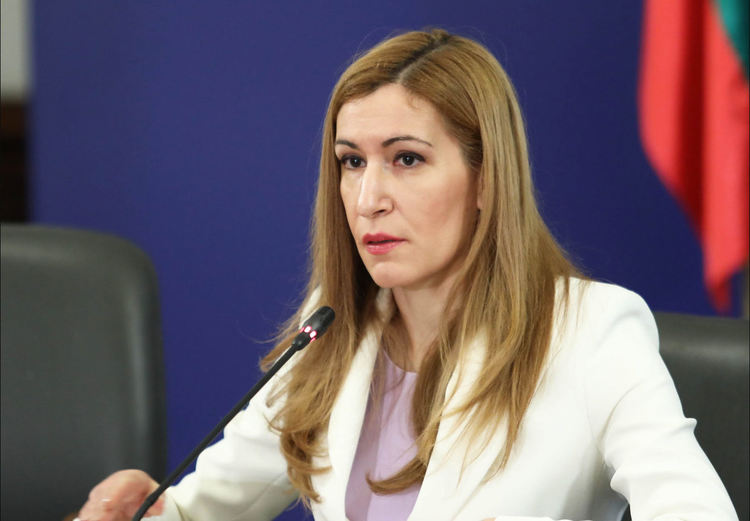 Ангелкова търсела всички начини за налагане на правила за къмпингуване