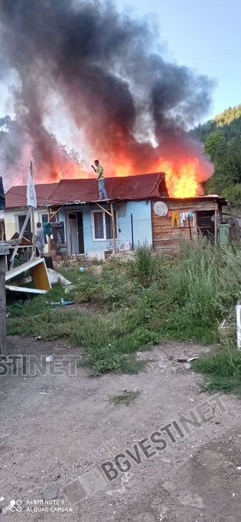 Мъж подпали 4 къщи в ромската махала във Влахово, роднини не му дали пари