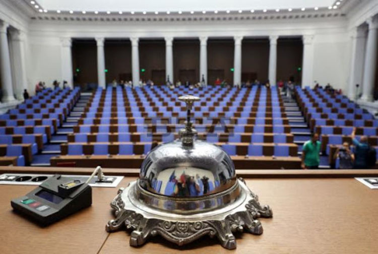 Депутатите гласуват за изделията за пушене и увеличението на извънредния труд