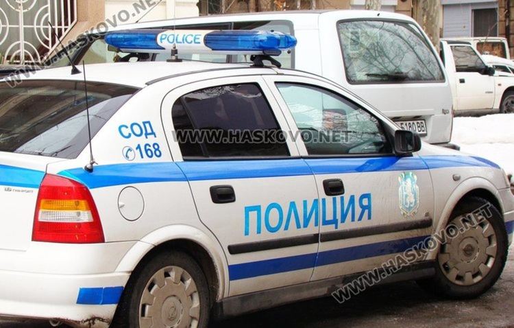 Издирват водач, блъснал три паркирани коли и избягал
