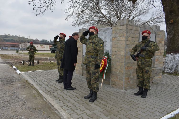 Заместник-кметът Петров поднесе венец пред паметника на загиналите артилеристи