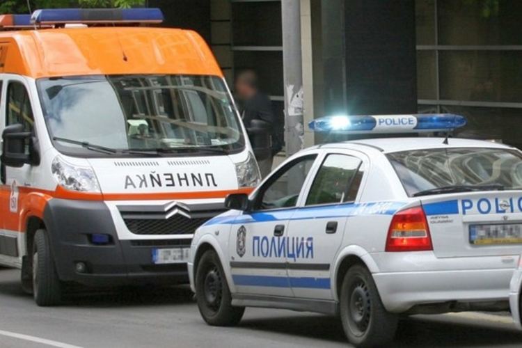 Моторист излетя в канавка, жена пострада при удар между триколка и Фолксваген