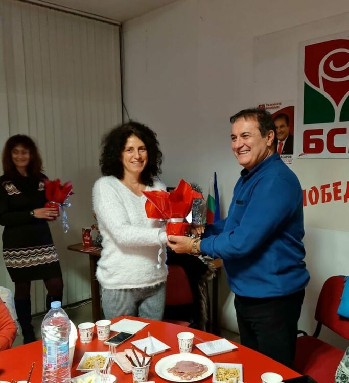 Жените социалистки с празненство за Коледа