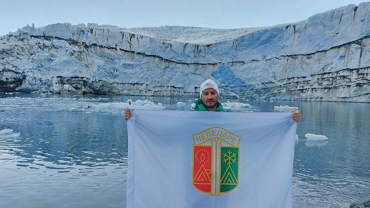 Знамето на Чепеларе се вее в Антарктика