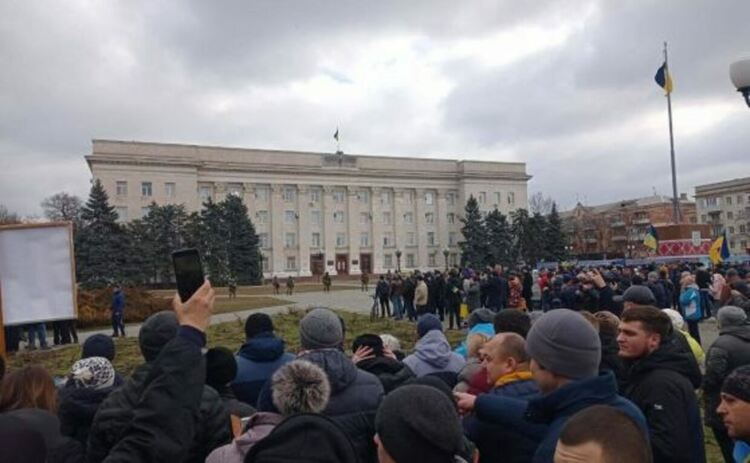 Протест и 'предупредителни изстрели' в Херсон