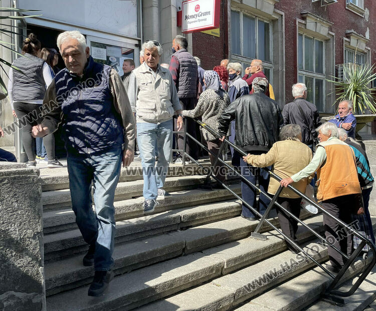 Втори ден опашка за пенсии пред пощата в Хасково