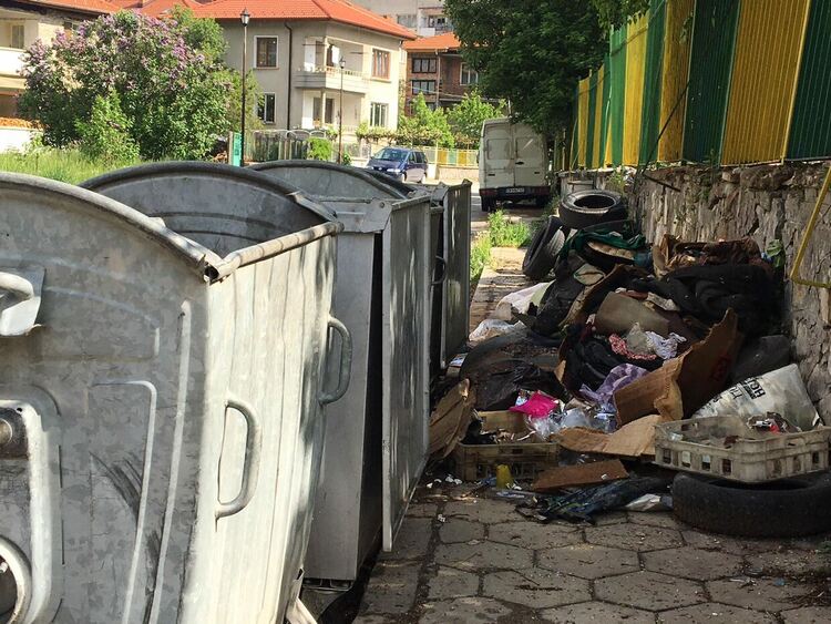 Устовци се жалват от съграждани, натрупали  боклуци около контейнерите