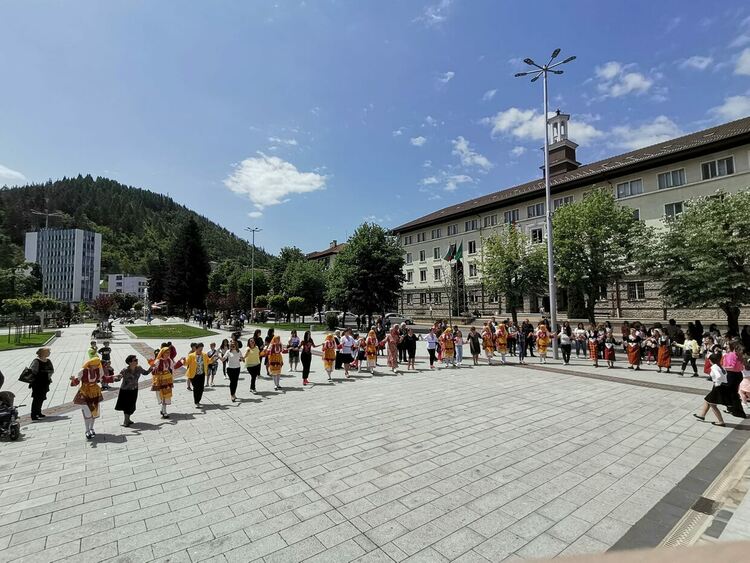 В  Мадан наградиха 20  просветни дейци, изпращат тържествено и абитуриентите си