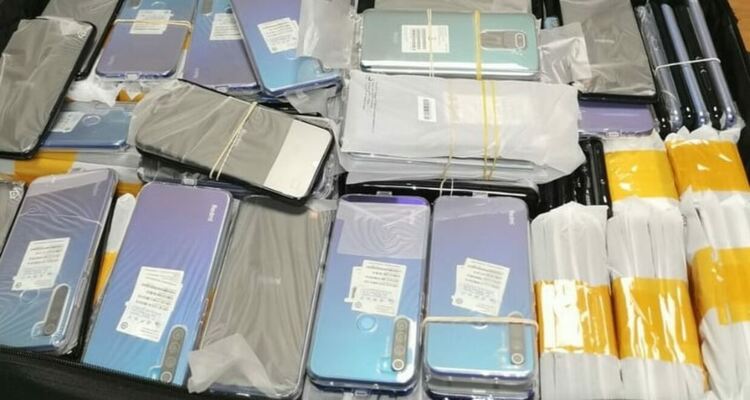 Откриха 200 смартфона, скрити около двигателя на кола