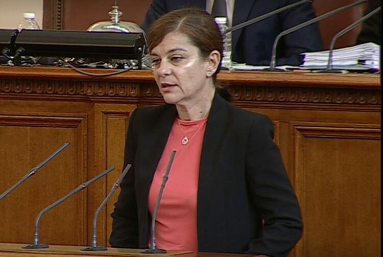 Скандал в парламента за изслушването на Генчовска за Северна Македония (на живо)
