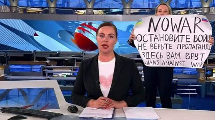Руски съд постанови да бъде арестувана журналистката Марина Овсянникова