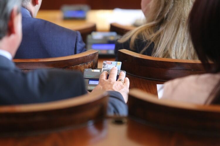 Парламентът успя да избере председателите на три комисии