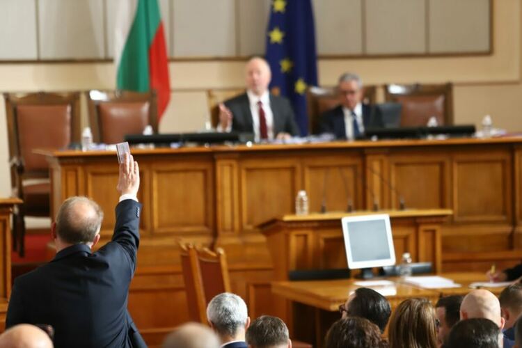 Остри реплики между ПП и ГЕРБ в пленарната зала заради хартиените бюлетини