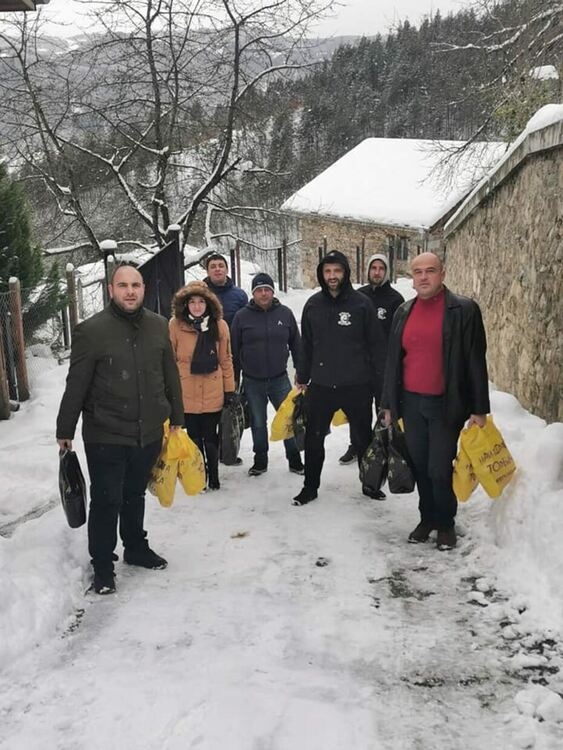 Футболни фенове дариха хранителни продукти на над сто семейства из смолянските села