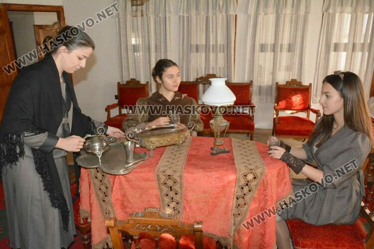 Кокони от старо Хасково показаха традициите в Паскалевата къща в Деня на християнското семейство