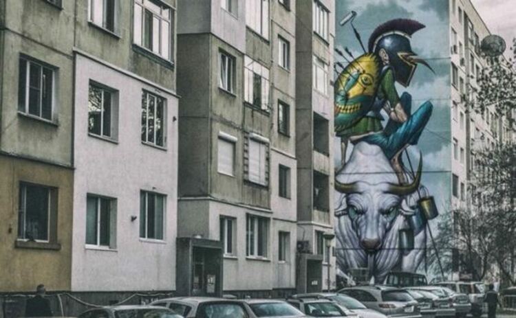 Изхвърлена гола на стълбището. Пребитата жена е втора жертва на барикадиралия се бивш шофьор в МВР