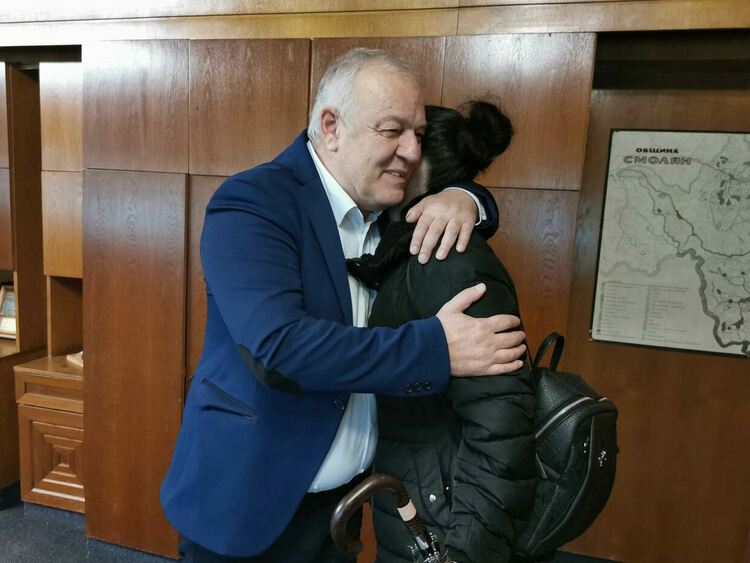 12 000 лева в помощ на малката Стефани! Кметът Мелемов връчи дарението на майка й