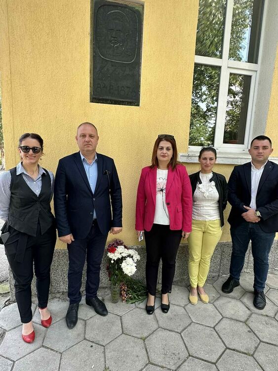 Първомай отдава почит към Ботев и загиналите за свободата на България. 
