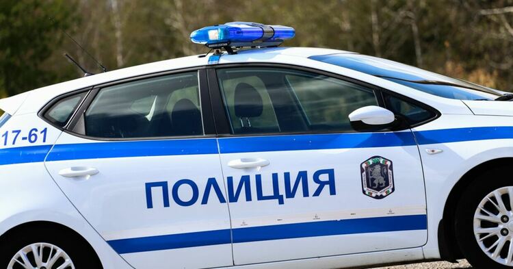 Служители на полицията установиха и задържаха мъжът, счупил пейка в центъра на гр. Перник