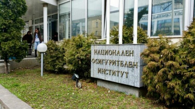 НОИ днес изплаща паричните обезщетения за отглеждане на дете до 2-годишна възраст в размер от 780 лв.