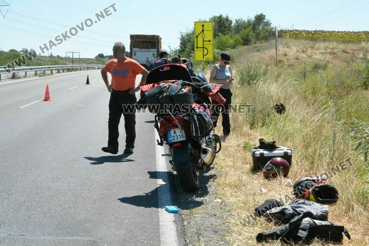 Баща и син с мотор пострадаха при удар в камион със слама