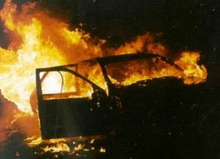 Два автомобила са изгорели при пожар в Перник, а трети е пострадал частично