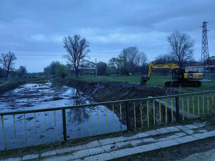Почистиха речното корито в Дълбок извор
