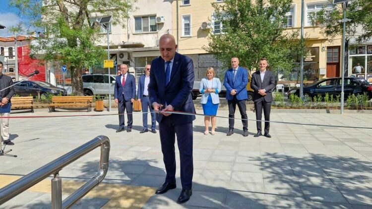 Откриха официално обновения площад „Хаджи Димитър“в Кърджали