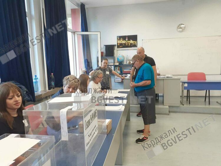 Изборният ден в област Кърджали започна без проблеми