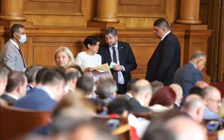 Много известни депутати се прощават с парламента